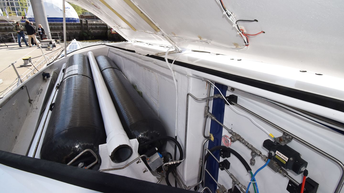 Je zwei Wasserstofftanks ruhen unter einem Solarpannel auf den linken und rechten Schwimmern des Katamarans. Beim Segeln wird durch Elektrolyse von Meerwasser der Wasserstoff – die dritte Energiequelle - erzeugt und hier bei einem Druck von 350 Bar gespeichert.