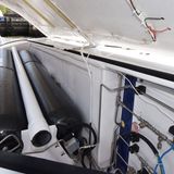 Je zwei Wasserstofftanks ruhen unter einem Solarpannel auf den linken und rechten Schwimmern des Katamarans. Beim Segeln wird durch Elektrolyse von Meerwasser der Wasserstoff – die dritte Energiequelle - erzeugt und hier bei einem Druck von 350 Bar gespeichert.