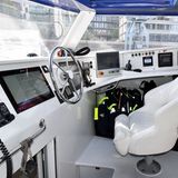 Arbeitsplatz Brücke: Im Juni 2017 verließ die "Energy Observer" ihren Heimathafen Saint-Malo, eine Hafenstadt in der Bretagne, zur sechsjährigen Weltreise. Hamburg ist die 36. Station von 101 geplanten.