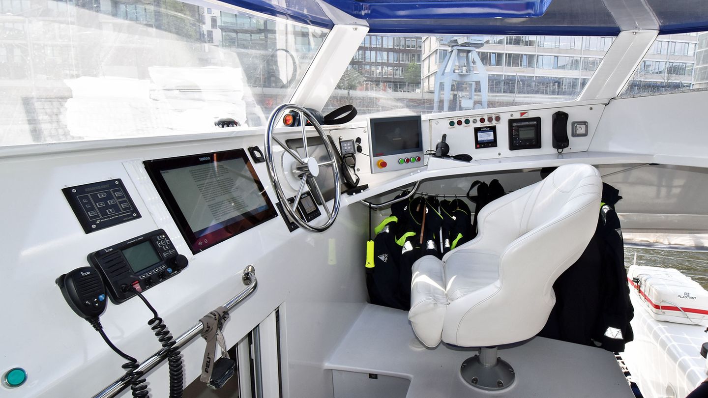 Arbeitsplatz Brücke: Im Juni 2017 verließ die "Energy Observer" ihren Heimathafen Saint-Malo, eine Hafenstadt in der Bretagne, zur sechsjährigen Weltreise. Hamburg ist die 36. Station von 101 geplanten.