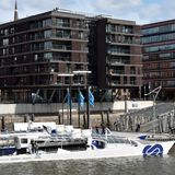 Das Hightech-Schiff hat in Hamburgs Hafencity vor den Magellan-Terassen festgemacht: Die "Energy Observer" ist das erste Wasserstoffschiff der Welt ohne Treibhausgasemissionen und Feinstaub.