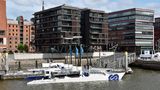 Das Hightech-Schiff hat in Hamburgs Hafencity vor den Magellan-Terassen festgemacht: Die "Energy Observer" ist das erste Wasserstoffschiff der Welt ohne Treibhausgasemissionen und Feinstaub.