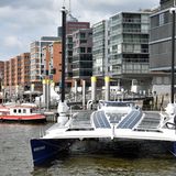 Die 30,5 Meter lange und 12,8 Meter breite "Energy Observer" ist als Katamaran konzipiert. Zwischen den beiden Rümpfen schwebt in der Mitte das Tragdeck mit Brücke, Küche und Mannschaftsräumen.