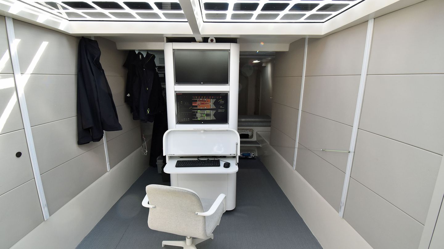 Die Energiezentrale unter Deck: Auf dem Bildschirm laufen unter anderem die Daten aus Energiegewinnung und -verbrauch zusammen. "Wenn wir statt mit 10 nur mit 4 Knoten fahren, sind wir autonom unterwegs", sagt Victorien Erussard.