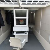 Die Energiezentrale unter Deck: Auf dem Bildschirm laufen unter anderem die Daten aus Energiegewinnung und -verbrauch zusammen. "Wenn wir statt mit 10 nur mit 4 Knoten fahren, sind wir autonom unterwegs", sagt Victorien Erussard.