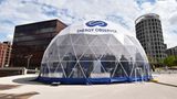 Noch bis zum 12. Mai liegt die "Energy Observer" in der Hafencity. Ein dazugehöriger Ausstellungspavillon informiert über den Klimawandel, die Weltneuheit und die Mission des Wasserstoffschiffes. Im Rahmen des 830. Hafengeburtstages wird die "Energy Observer" auch an einer der Schiffsparaden teilnehmen.