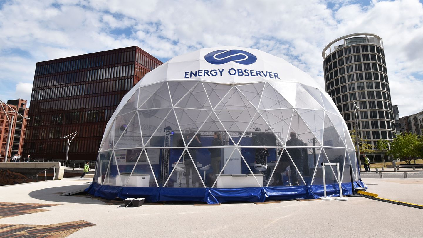 Hightech-Schiff in Hamburg: Noch bis zum 12. Mai liegt die "Energy Observer" in der Hafencity. Ein dazugehöriger Ausstellungspavillon informiert über den Klimawandel, die Weltneuheit und die Mission des Wasserstoffschiffes. Im Rahmen des 830. Hafengeburtstages wird die "Energy Observer" auch an einer der Schiffsparaden teilnehmen. Noch bis zum 12. Mai liegt die "Energy Observer" in der Hafencity. Ein dazugehöriger Ausstellungspavillon informiert über den Klimawandel, die Weltneuheit und die Mission des Wasserstoffschiffes. Im Rahmen des 830. Hafengeburtstages wird die "Energy Observer" auch an einer der Schiffsparaden teilnehmen.