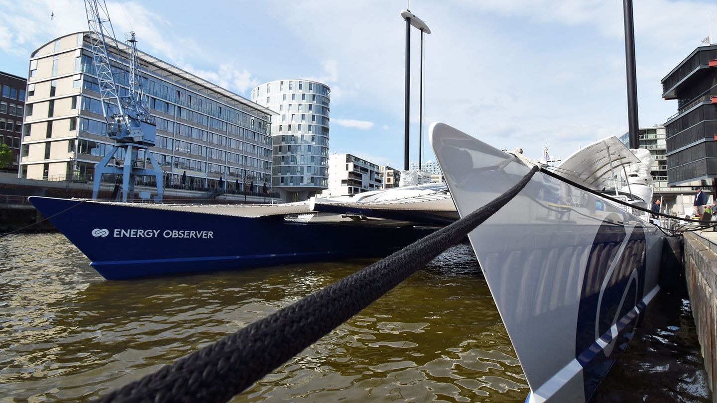 Angetrieben wird das Schiff von Solarpaneelen, zwei Windrädern mit vertikaler Achse sowie einer Brennstoffzelle. Sie liefern den Strom für die Elektromotoren der beiden Schrauben.