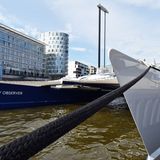 Angetrieben wird das Schiff von Solarpaneelen, zwei Windrädern mit vertikaler Achse sowie einer Brennstoffzelle. Sie liefern den Strom für die Elektromotoren der beiden Schrauben.
