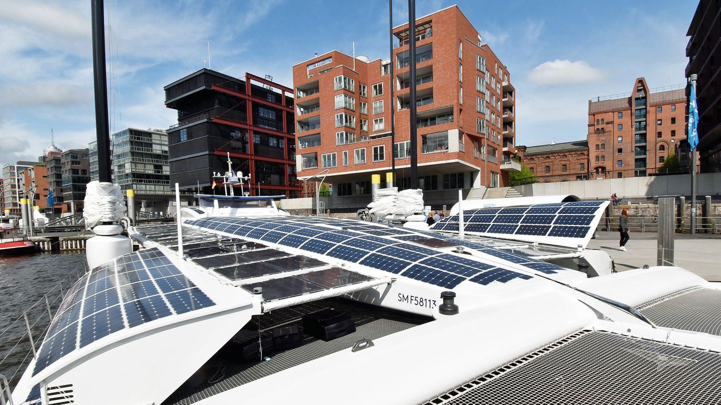 Fast jeder freie Quadratzentimeter an Deck ist mit Solarmodulen versehen. Die schwarzen Zellen sind eine von drei Energiequellen und umfassen insgesamt 168 Quadratmeter.