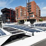 Fast jeder freie Quadratzentimeter an Deck ist mit Solarmodulen versehen. Die schwarzen Zellen sind eine von drei Energiequellen und umfassen insgesamt 168 Quadratmeter.
