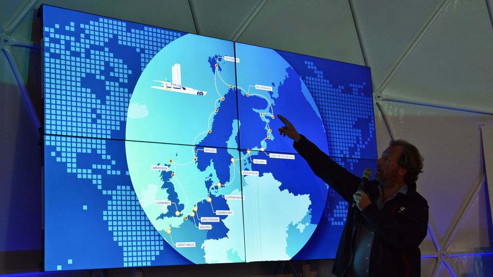 Nach Hamburg geht es weiter durch die Ostsee, über Stockholm, Helsinki nach St. Petersburg, wie Expeditionsleiter Jérôme Delafosse erklärt. Auf Kanälen und Seen in Russland wird die "Energy Observer" bis nach Murmansk und Spitzbergen fahren. An Norwegens Küste geht es über die Nordsee bis nach London. 2020 soll das Schiff Asien und den Pazifik befahren, bis 2022 die amerikanische Ostküste erreicht wird.  Weitere Infos unter www.energy-observer.org
