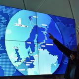 Nach Hamburg geht es weiter durch die Ostsee, über Stockholm, Helsinki nach St. Petersburg, wie Expeditionsleiter Jérôme Delafosse erklärt. Auf Kanälen und Seen in Russland wird die "Energy Observer" bis nach Murmansk und Spitzbergen fahren. An Norwegens Küste geht es über die Nordsee bis nach London. 2020 soll das Schiff Asien und den Pazifik befahren, bis 2022 die amerikanische Ostküste erreicht wird.  Weitere Infos unter www.energy-observer.org