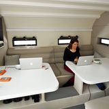 Arbeitsplatz wie in einer Designer-Lounge, in der Magda am Rechner sitzt: An Bord sind acht Personen, vier davon gehören zur nautischen und technischen Crew. Vier weitere kümmern sich um die filmische und fotografische Dokumentation und um die Kommunikation über die sozialen Netzwerke.  https://de-de.facebook.com/EnergyObserverExpedition  https://twitter.com/energy_observer