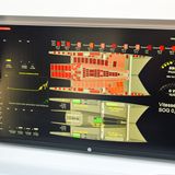 Der Kapitän erklärt die Anzeigen, hier die Effizienz des Energiemanagements. Rot sind die elektrischen stromproduzierenden Solarmodule, grün die Speicherelemente.