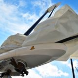 Wind als zweite Energiequelle: Zwei innovative "Segel" von zwölf Metern Höhe und mehr als 30 Quadratmetern Fläche sind an Deck angebracht. Diese Oceanwings sind eine Weiterentwicklung von VPLP Design von Flügeln, die im America's Cup verwendet wurden. Sie lassen sich um 360 Grad drehen, werden automatisch optimal zum Wind ausgerichtet und senken den Energieverbrauch.