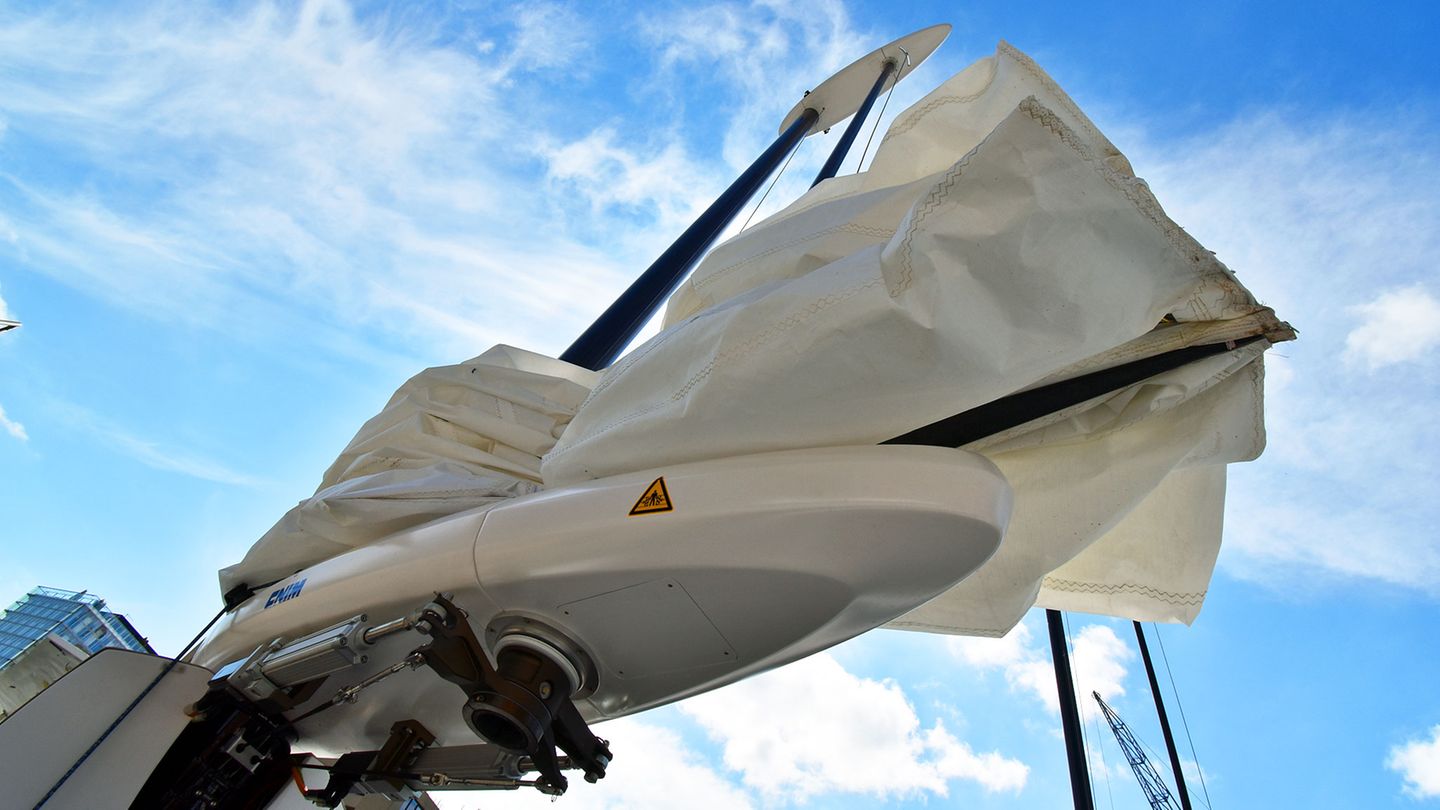 Wind als zweite Energiequelle: Zwei innovative "Segel" von zwölf Metern Höhe und mehr als 30 Quadratmetern Fläche sind an Deck angebracht. Diese Oceanwings sind eine Weiterentwicklung von VPLP Design von Flügeln, die im America's Cup verwendet wurden. Sie lassen sich um 360 Grad drehen, werden automatisch optimal zum Wind ausgerichtet und senken den Energieverbrauch.