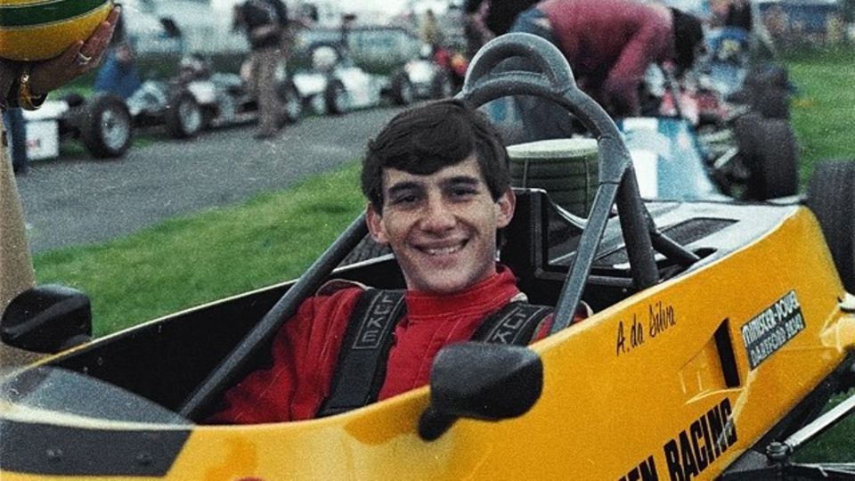 Blutjung vor dem dem Beginn einer außergewöhnlichen Karriere: Mit 21 Jahren fuhr Aryton Senna in der Rennserie Formel Ford 1600. Er gewinnt zwölf der 19 Rennen und holt überlegen den Titel. Der wohlhabende Sohn einer Industriellenfamilie aus Brasilien will nur eines: Formel 1-Rennfahrer werden. Noch muss er sich aber zwei Jahre gedulden.