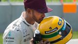Lewis Hamilton küsst den Helm von Ayrton Senna