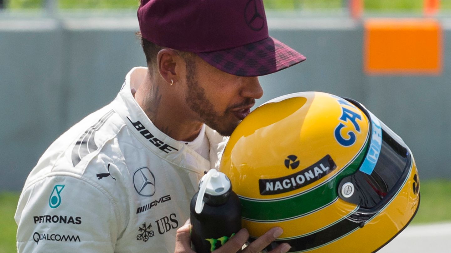 Lewis Hamilton küsst den Helm von Ayrton Senna