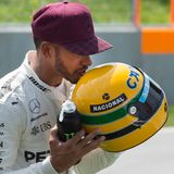 Lewis Hamilton küsst den Helm von Ayrton Senna