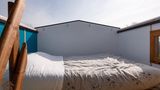 Das Schlafzimmer mit geöffnetem Dach.