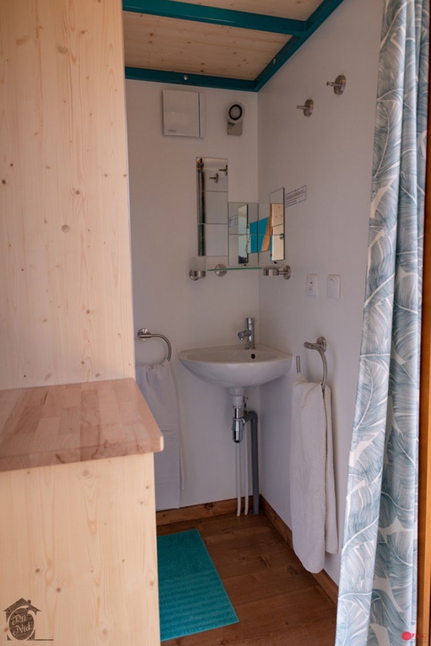 Das Bad verfügt über eine Dusche im Normmaß.