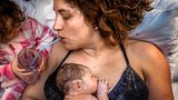 Dicht neben Chelsea Monroe sitzt Athena und gibt ihrer Mutter etwas zu trinken – jetzt ist sie die große Schwester. Elara kam im Geburtszentrum von Denver, USA, auf die Welt. Es ging schnell und war intensiv. Medikamente hat die Mutter nicht gebraucht. Sie lag in einer Wanne, das warme Wasser wirkte schmerzlindernd.