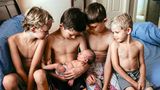 Die vier Jungen bestaunen das neue Familienmitglied: ihren Bruder Hayes, geboren im Juli 2018 im Geburtszentrum von Chapel Hill, USA. Mutter Lindsay Osterhoudt hatte reichlich Unterstützung mitgebracht: Mann, Söhne, Eltern, Schwiegermutter und die Schwieger-Großmutter.