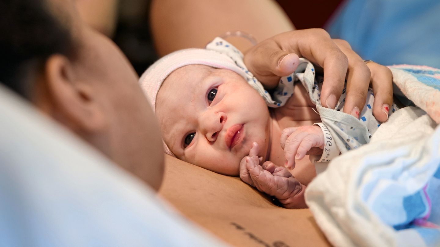 Die 23-jährige Olivia Gilley hält im Dezember 2018 in der Uniklinik von Neptune, USA, ihre Tochter Amira im Arm. "Als die Fotografin mir die Bilder schickte, musste ich weinen".