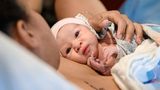 Die 23-jährige Olivia Gilley hält im Dezember 2018 in der Uniklinik von Neptune, USA, ihre Tochter Amira im Arm. "Als die Fotografin mir die Bilder schickte, musste ich weinen".