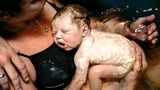 Überzogen mit "Käseschmiere", einer Schutzschicht aus Wasser und Lipiden: Die Tochter Bian der Niederländerin Mariëlle Batelaan kommt im April 2018 zu Hause auf die Welt