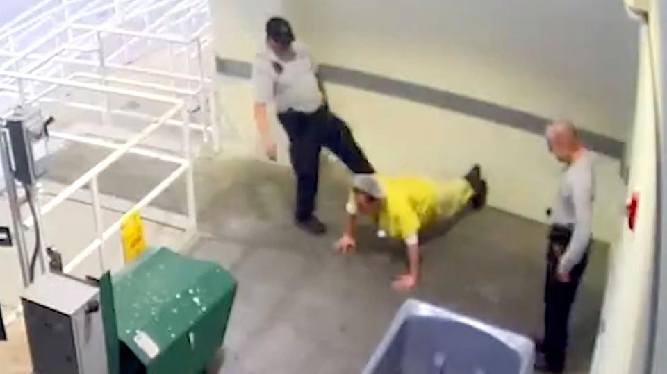 Polizist tritt Häftling und wird entlassen