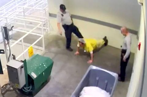 Polizist tritt Häftling und wird entlassen