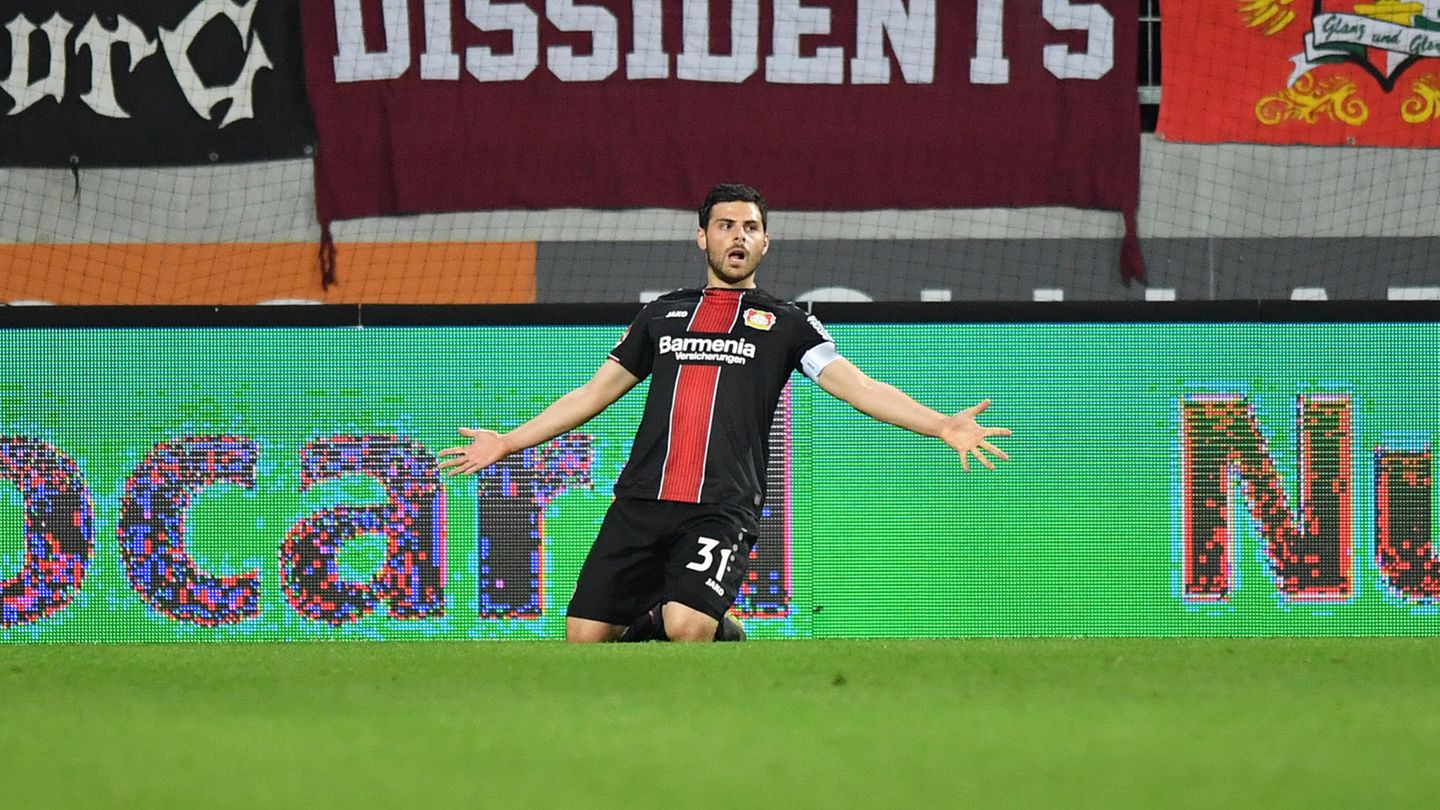 Leverkusens Volland nach dem 1:1 gegen Augsburg