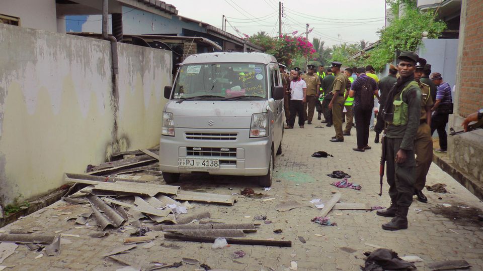 Sri Lankas Polizei findet 15 Tote nach Explosionen in umstelltem Haus