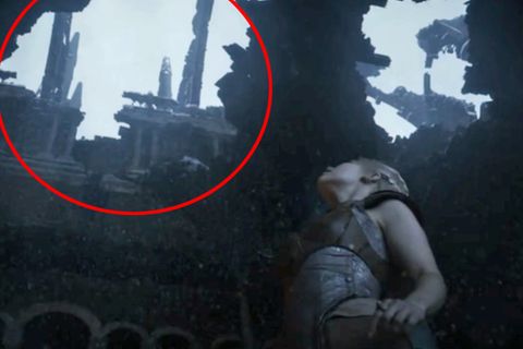 Daenerys hat am Ende der zweiten Staffel eine Vision, in der sie durch den zerstörten, schneebedeckten Thronsaal läuft. Das abgebrannte Dach liefert einen Hinweis darauf, was passiert sein könnte.
