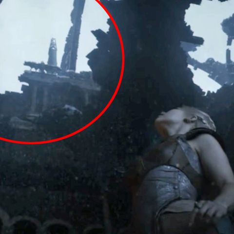 Daenerys hat am Ende der zweiten Staffel eine Vision, in der sie durch den zerstörten, schneebedeckten Thronsaal läuft. Das abgebrannte Dach liefert einen Hinweis darauf, was passiert sein könnte.