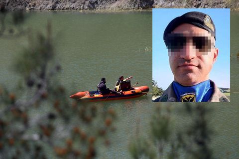 Zypern, Mitsero: Ermittler auf einem Boot suchen mit der Kamera nach einer Leiche in einem See bei Xiliatos. Auf der Touristeninsel Zypern soll ein Serienmörder (der auf dem kl. Bild zu sehen sein soll) mehrere Frauen umgebracht haben.