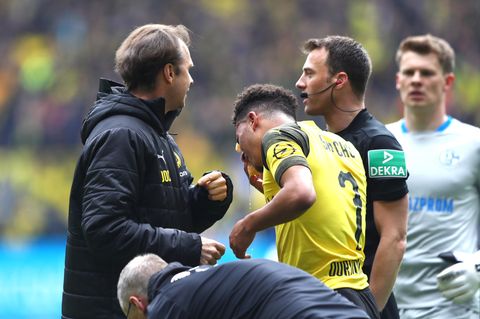 Jadon Sancho wird an der Seitenlinie behandelt