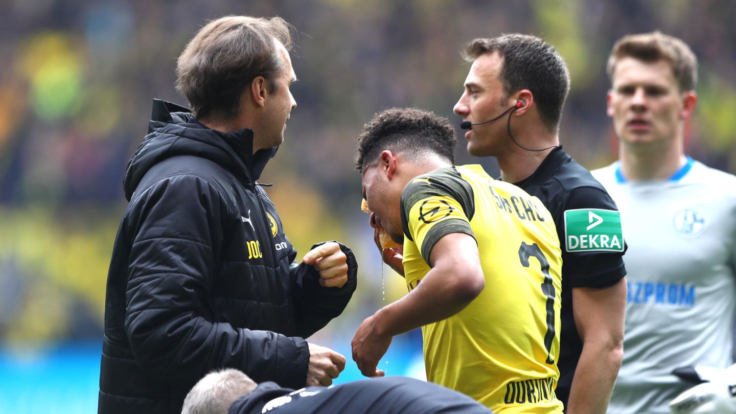 Jadon Sancho wird an der Seitenlinie behandelt