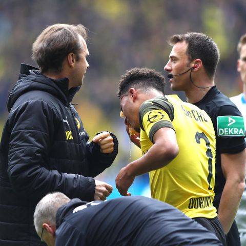 Jadon Sancho wird an der Seitenlinie behandelt