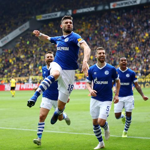 Schalkes Daniel Caligiuri feiert seinen Freistoßstreffer zum 3:1 gegen Dortmund