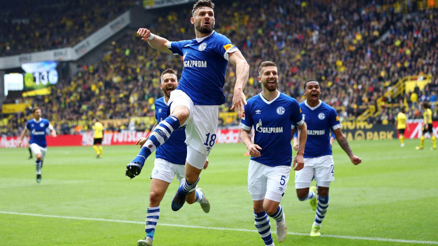 Schalkes Daniel Caligiuri feiert seinen Freistoßstreffer zum 3:1 gegen Dortmund