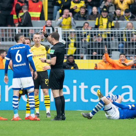 Schiedsrichter Felix Zwayer (m.) zeigt Dortmunds Marco Reus (l.) die rote Karte