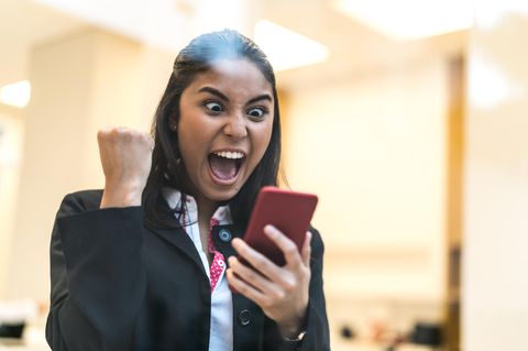 Auf dem Smartphone erfuhr die Frau von ihrem Lottogewinn (Symbolbild)