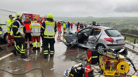 Plötzlicher Hagelschauer führt zu Massenkarambolage – Sperrung auf der A71