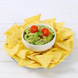 Nachos sind ebenfalls ein Produkt, das man selten alleine isst. Dabei wäre das empfehlenswert: Paul Dawson, Wissenschaftler der Clemson University, hat untersucht, wie viele Bakterien übertragen werden, wenn man einen bereits angebissenen Nacho noch einmal in die Sauce tunkt (das sogenannte Doppel-Dippen). Fazit: Bereits nach drei bis sechs angebissenen Nachos wurden 10.000 Bakterien in den Dip übertragen. Man stelle sich vor, wie viele Bakterien es erst bei einer großen Schüssel Chips mit mehreren Personen sind! Dawson empfiehlt auf das Doppel-Dippen auch noch aus einem anderen Grundzu verzichten: Auf diese Weise können Allergene von einer Sauce in eine andere gelangen. Am besten nimmt man einen sauberen Löffel und legt sich einen Klecks eigene Sauce auf einen Teller.