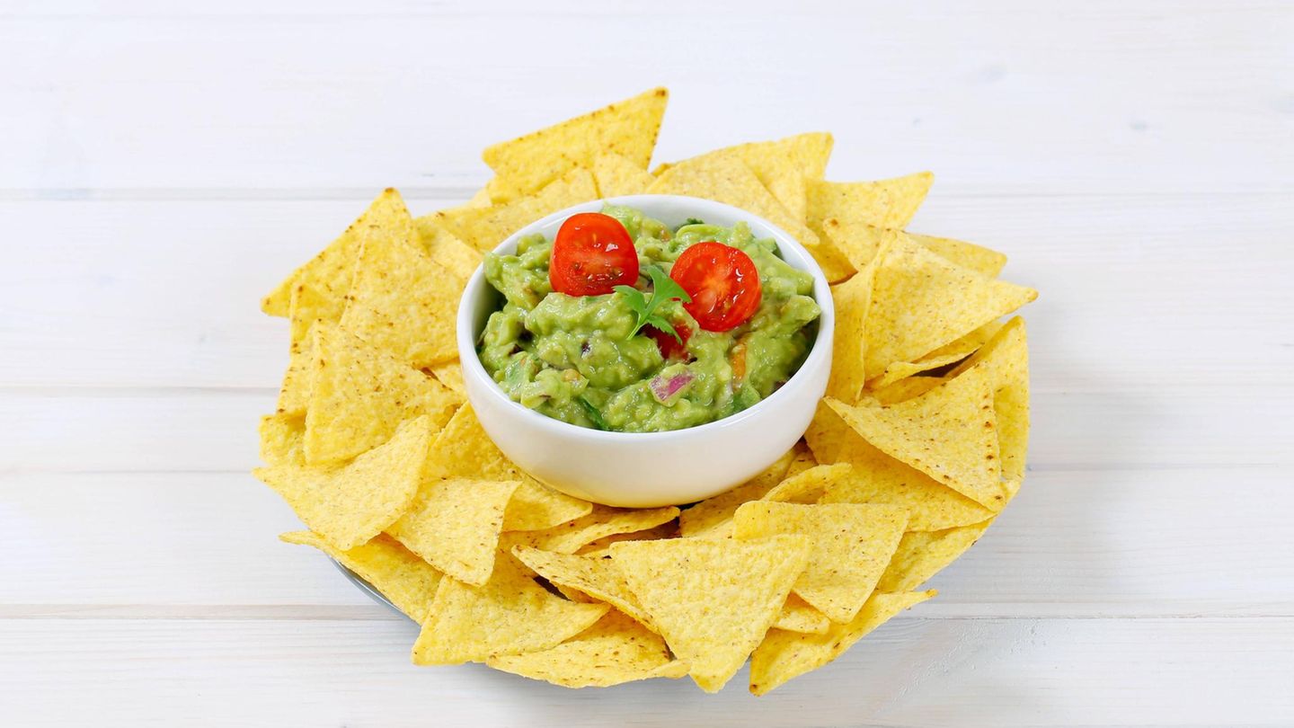Popcorn, Eis, Nachos: Nachos sind ebenfalls ein Produkt, das man selten alleine isst. Dabei wäre das empfehlenswert: Paul Dawson, Wissenschaftler der Clemson University, hat untersucht, wie viele Bakterien übertragen werden, wenn man einen bereits angebissenen Nacho noch einmal in die Sauce tunkt (das sogenannte Doppel-Dippen). Fazit: Bereits nach drei bis sechs angebissenen Nachos wurden 10.000 Bakterien in den Dip übertragen. Man stelle sich vor, wie viele Bakterien es erst bei einer großen Schüssel Chips mit mehreren Personen sind! Dawson empfiehlt auf das Doppel-Dippen auch noch aus einem anderen Grundzu verzichten: Auf diese Weise können Allergene von einer Sauce in eine andere gelangen. Am besten nimmt man einen sauberen Löffel und legt sich einen Klecks eigene Sauce auf einen Teller. Nachos sind ebenfalls ein Produkt, das man selten alleine isst. Dabei wäre das empfehlenswert: Paul Dawson, Wissenschaftler der Clemson University, hat untersucht, wie viele Bakterien übertragen werden, wenn man einen bereits angebissenen Nacho noch einmal in die Sauce tunkt (das sogenannte Doppel-Dippen). Fazit: Bereits nach drei bis sechs angebissenen Nachos wurden 10.000 Bakterien in den Dip übertragen. Man stelle sich vor, wie viele Bakterien es erst bei einer großen Schüssel Chips mit mehreren Personen sind! Dawson empfiehlt auf das Doppel-Dippen auch noch aus einem anderen Grundzu verzichten: Auf diese Weise können Allergene von einer Sauce in eine andere gelangen. Am besten nimmt man einen sauberen Löffel und legt sich einen Klecks eigene Sauce auf einen Teller.