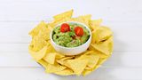 Nachos sind ebenfalls ein Produkt, das man selten alleine isst. Dabei wäre das empfehlenswert: Paul Dawson, Wissenschaftler der Clemson University, hat untersucht, wie viele Bakterien übertragen werden, wenn man einen bereits angebissenen Nacho noch einmal in die Sauce tunkt (das sogenannte Doppel-Dippen). Fazit: Bereits nach drei bis sechs angebissenen Nachos wurden 10.000 Bakterien in den Dip übertragen. Man stelle sich vor, wie viele Bakterien es erst bei einer großen Schüssel Chips mit mehreren Personen sind! Dawson empfiehlt auf das Doppel-Dippen auch noch aus einem anderen Grundzu verzichten: Auf diese Weise können Allergene von einer Sauce in eine andere gelangen. Am besten nimmt man einen sauberen Löffel und legt sich einen Klecks eigene Sauce auf einen Teller.
